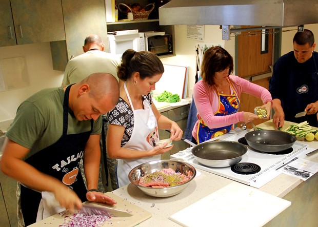 A cooking class in the U.S. - WIKIMEDIA