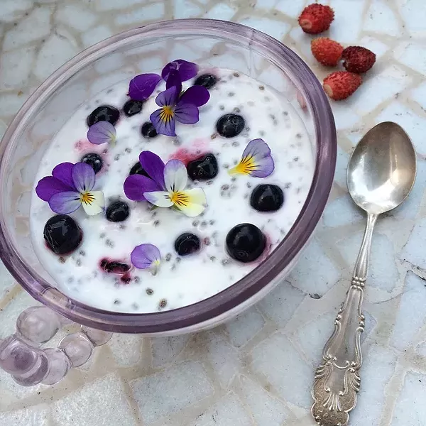 Edible garnishes in a smoothie. - PIXABAY