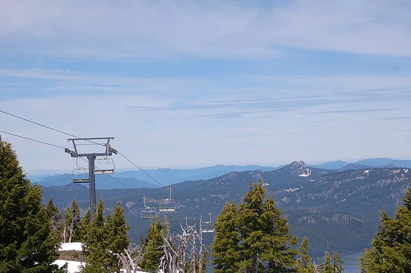One of Mt. Bachelor's chairlifts rises above patchy snow. What will this winter bring, snow feast or famine? - WIKIMEDIACOMMONS.