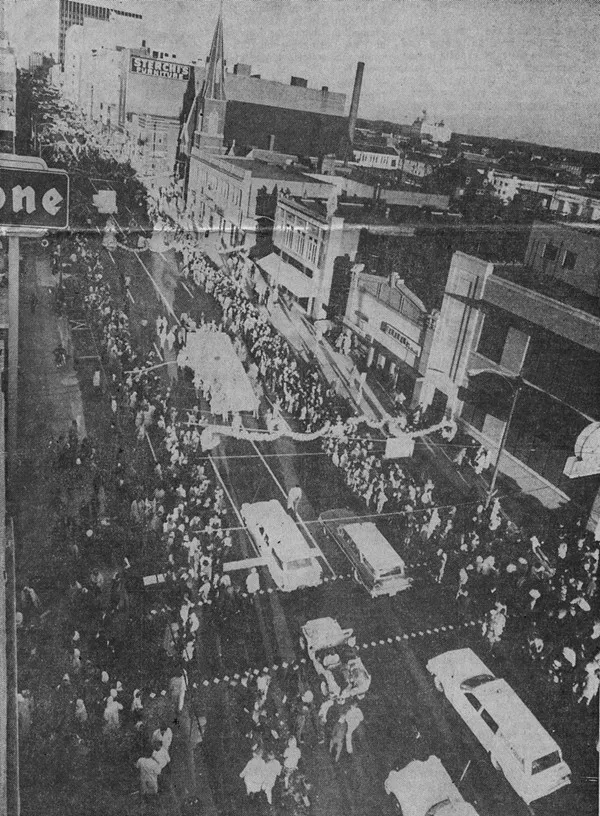 A microfilm screen capture from the Charlotte Observer shows tens of thousands of Charlotteans celebrating Thanksgiving Day in 1958.