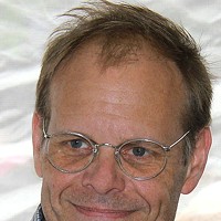 Alton Brown wows Charlotte crowd with equal parts theatrics, science and good eats