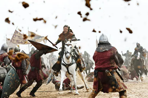 CHARGE OF THE FIGHT BRIGADE: Robin Hood (Russell Crowe) ventures once more into the fray in Robin Hood. (Photo: Universal)