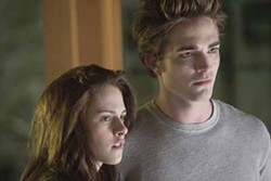 PETER SOREL / SUMMIT ENTERTAINMENT - Edward (Robert Pattinson, with Kristen Stewart) in Twilight...