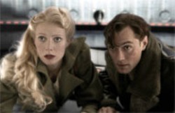 PARAMOUNT - Gwyneth Paltrow and Jude Law in Sky Captain and the World of Tomorrow