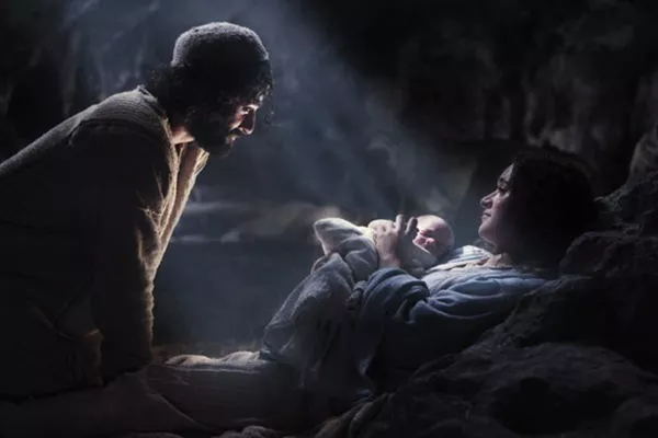 Oscar Isaac and Keisha Castle-Hughes in The Nativity Story (Photo: Warner Bros.)