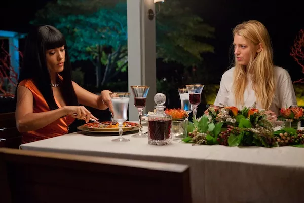 PRISON FOOD: Drug lord Elena (Salma Hayek, left) shares a meal with her captive O (Blake Lively) in Savages. (Photo: Fran&ccedil;ois Duhamel / Universal)