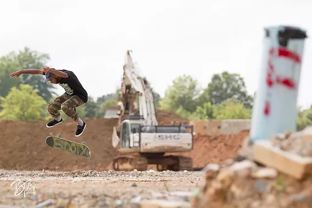 Dyshon Whidbee skates between a rock and a hard place. (Photo by Brian Twitty)