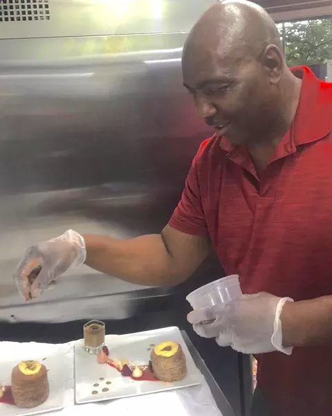 Abdullah makes kronuts.