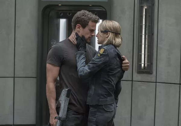 Theo James and Shailene Woodley in The Divergent Series: Allegiant (Photo: Lionsgate)