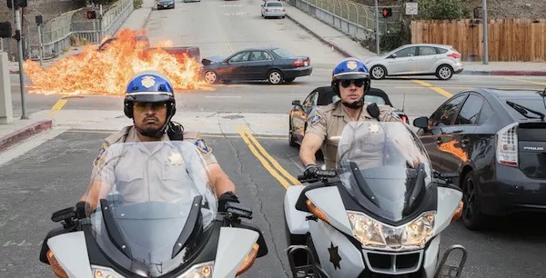 Michael Peña and Dax Shepard in CHiPS (Photo: Warner)