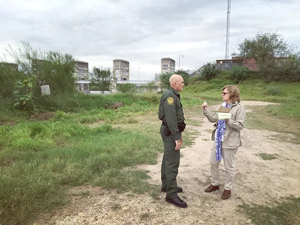 Julia Preston speaks to a Border Patrol agent while doing her reporting. (Photo by Ilana Panich-Linsman)