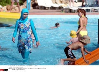 Woman wearing Muslim "burqini" threatens sanctity of an American swimming pool