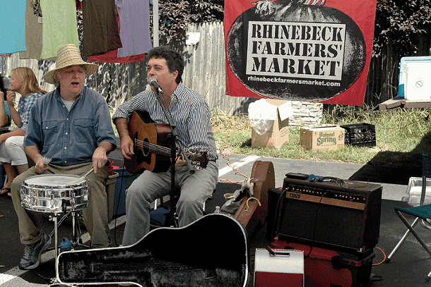 Charles Prossel and Bob Capowski at the Rhinebeck Farmers’ Market. - DAVID MORRIS CUNNINGHAM