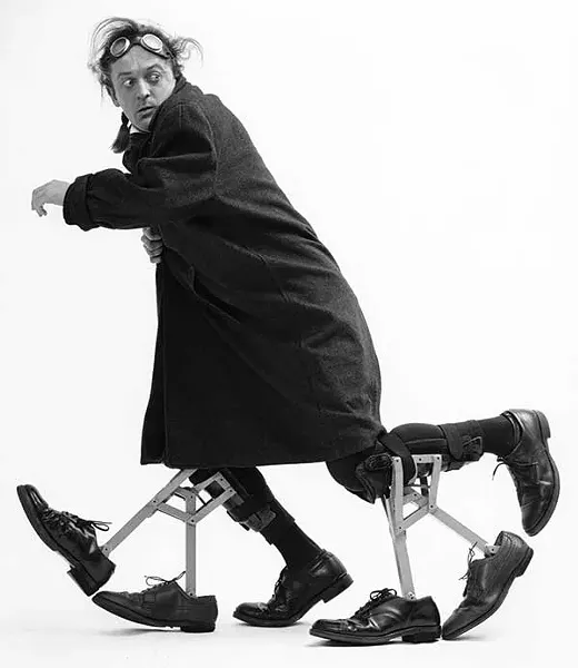 sl_tomas-kubinek_walking_bw_600dpi_.jpg