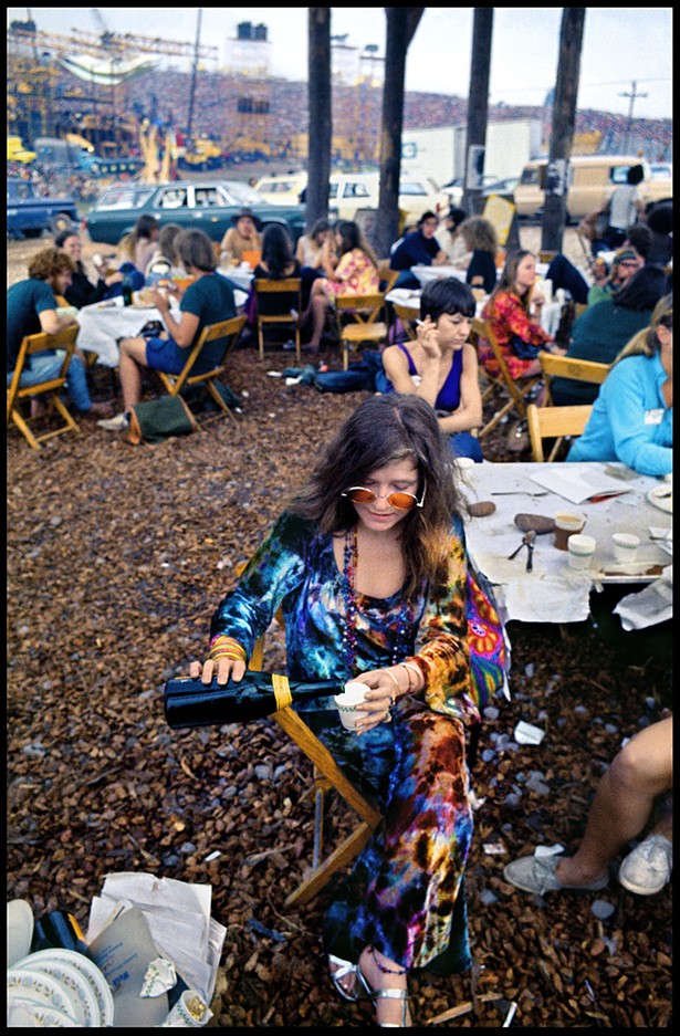 Janis Joplin in the performer's pavilion at the Woodstock, Bethel, 1969 - ELLIOTT LANDY