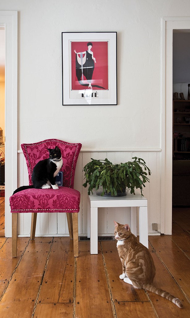 A high back chair is a favorite of the couple’s two cats. After teaching writing for over thirty years, Callan published The Writer’s Toolkit. “Our personality comes out in the pen,” she explains. “The right word or the right phrase can bring order to the chaos.” - DEBORAH DEGRAFFENREID