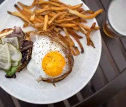 woodnotes_grill_emerson_burger-duck-egg-400x340.jpg