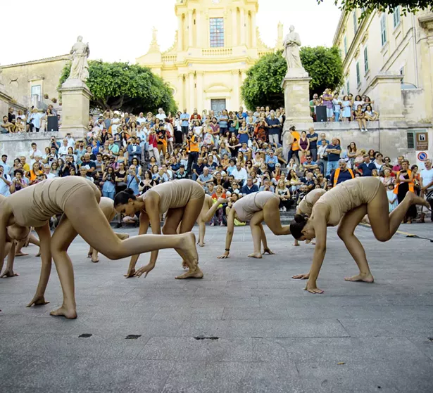 Marinella Senatore, Modica Street Musical, The Present, the Past and the Possible - Performance curated by Matteo Lucchetti, June 8, 2016. - PHOTO BY ANDREA SAMONÀ, COURTESY THE ARTIST AND LAVERONICA ARTE CONTEMPORANEA
