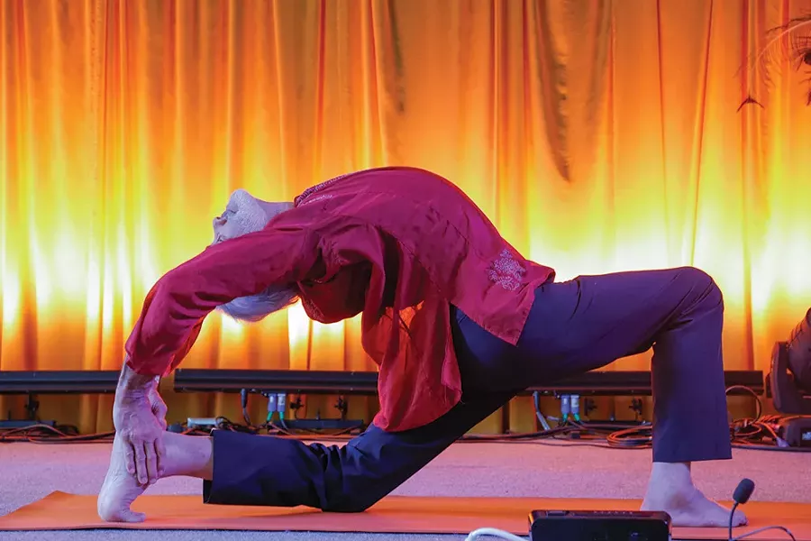 guide_clear-lotus-photo-50_sri-dharma-mittra-teaches-advance.jpg
