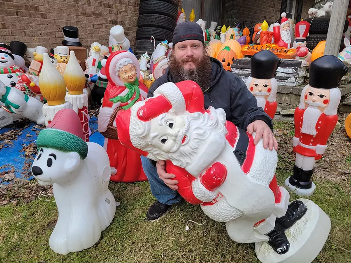 'Crazy Light Guy': This Clermont County Man Stirs Up Holiday Magic with Hundreds of Vintage Blow Molds - Vimarsana News