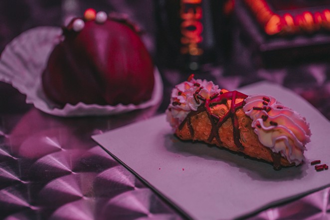 The cannoli and chocolate-covered strawberry served at Mint To Be Bubbly Bar. - LINDY MOODY