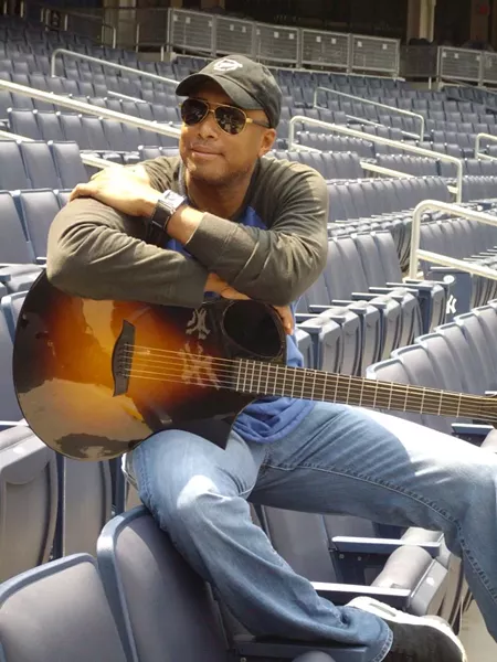 bernie-z_bw_w_guitar_at_st.jpg