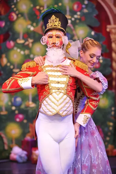 6_moscow_ballet_s_great_russian_nutcracker_doll_and_masha.jpg
