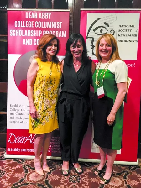 Yours truly (center) trying hard to keep my cool with New York Times columnist Maureen Dowd (l.) and NSNC president Lisa Smith Molinari.