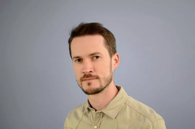 books0zach-powers-author-photo-gray-background.jpg