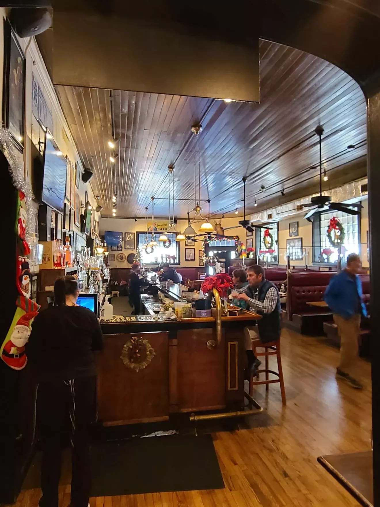 Pandemic threatens to crack Savannah's Crystal Beer Parlor - Vimarsana News