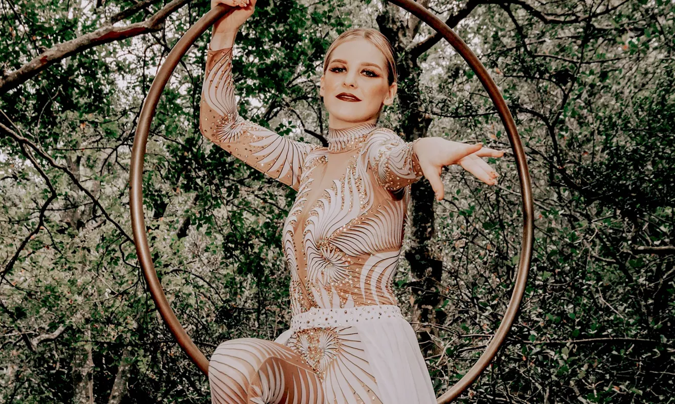 Sabrina Madsen and Savannah Cirque bring their aerial artistry to 'Night in the Garden' event | Community | Savannah News, Events, Restaurants, Music - Vimarsana News