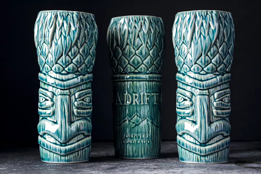 Envoyez une tasse tiki sur mesure à votre meilleur ami amoureux des tiki.  - ADRIFT TIKI BAR