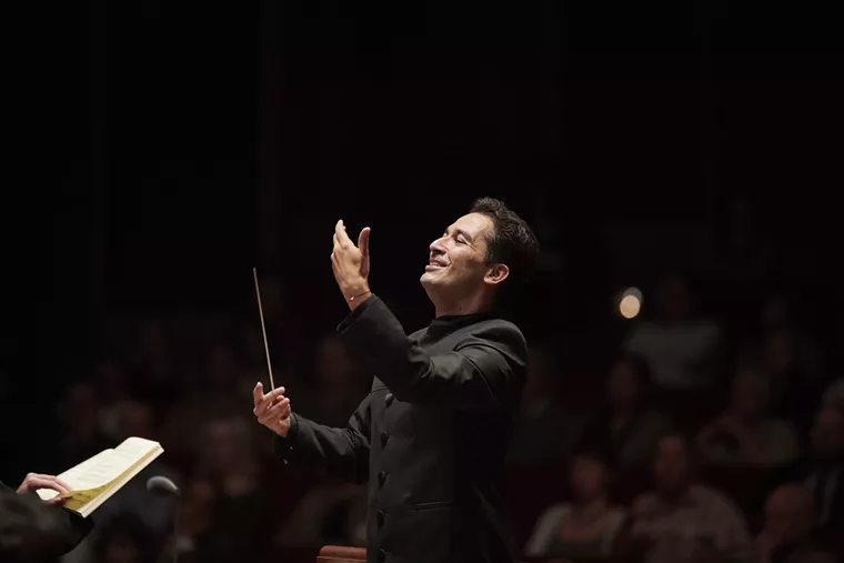 Houston Symphony Music Director Andrés Orozco-Estrada leads the Symphony in Beethoven's Fifth Symphony. - PHOTO BY ANTHONY RATHBUN PHOTOGRAPHY