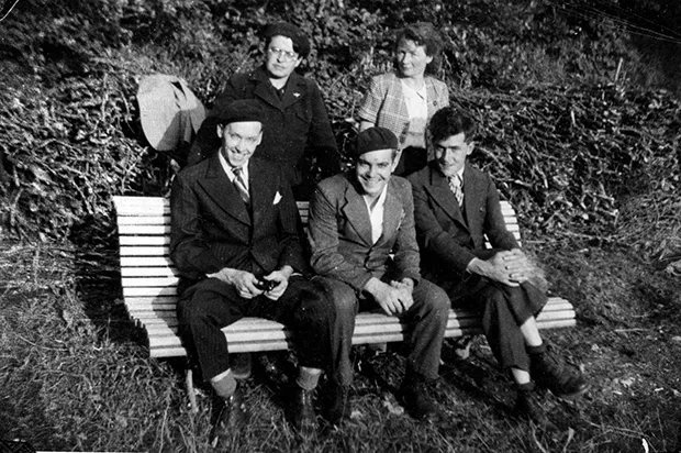 Yvette Dubocq and Jeanne Cochin (back) Joseph Porter, Kenneth Hagan, Duffy Kalbfleisch. Taken in France, June 1944. - PHOTO COURTESY OF THE ABRAHAM LINCOLN PRESIDENTIAL LIBRARY AND MUSEUM
