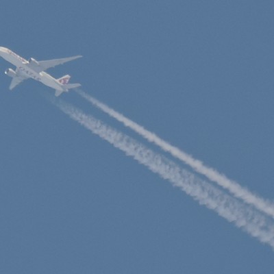 Boeing 777 at altitude over the LC Valley