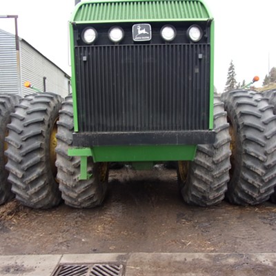 I've not seen a tractor of this size up close before. Saw this in Palouse last
March.
