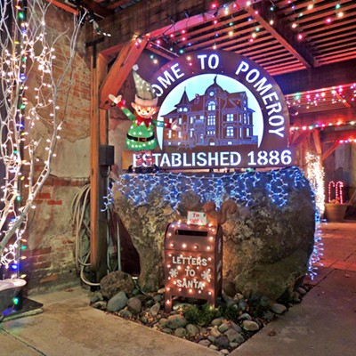 This photo of a Christmas display in Downtown Pomeroy Historic District was taken by Leif Hoffmann (Clarkston, WA) on November 25, 2018 when returning from visiting friends in Oregon.