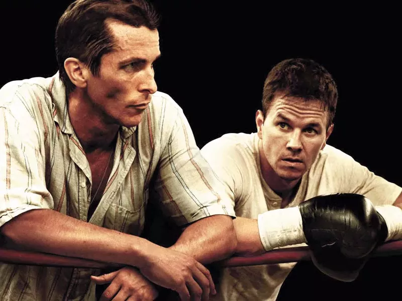 Dickie (Christian Bale, left) is Mickys cornerman. But is he in Mickys corner?
