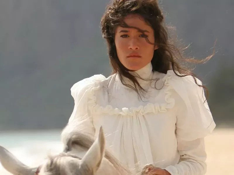 Q'orianka Kilcher plays Princess Kaiulani