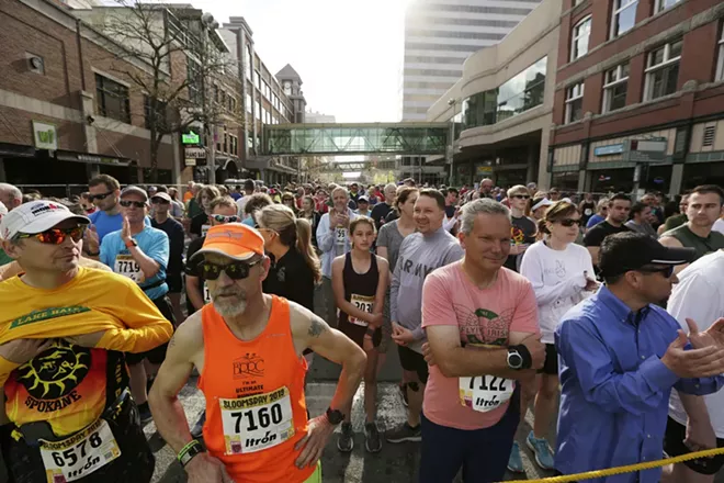 James Gable (6578), Wayne Foster (7160), Brett Danielson (7122) and other participants line up before the race. - YOUNG KWAK