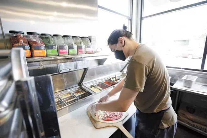 With loosened restrictions on the horizon, restaurants and bars struggle to find employees - Vimarsana News