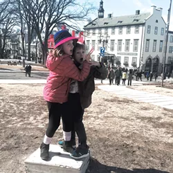 A kid "statue" outside the Frontenac