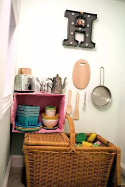 The play kitchen - CALEB KENNA