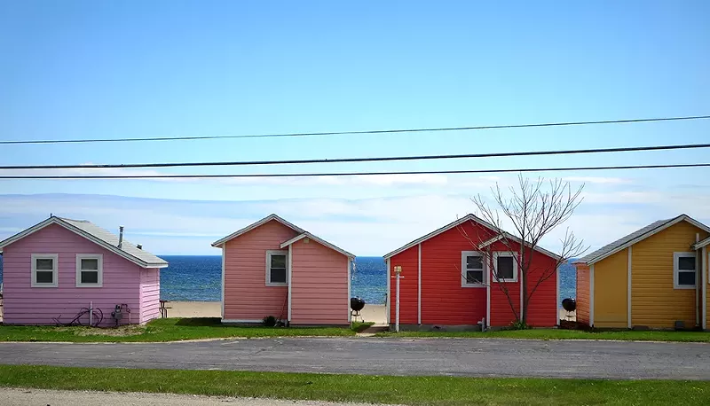 The colorful cottages of Mai Tiki Resort, near Oscoda. - FLICKR, YOOPERANN