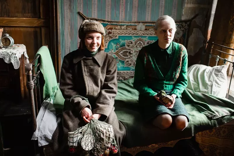 Vasilisa Perelygina, left, and Viktoria Miroshnichenko in Beanpole. - LIANA MUKHAMEDZYANOVA/KINO LORBER