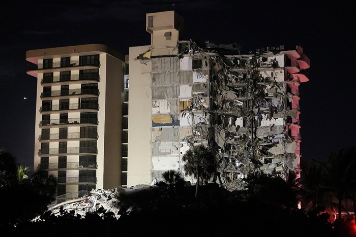 Une partie de la tour à condos de 12 étages s'est effondrée lors d'un effondrement partiel du bâtiment. - PHOTO PAR JOE RAEDLE/GETTY