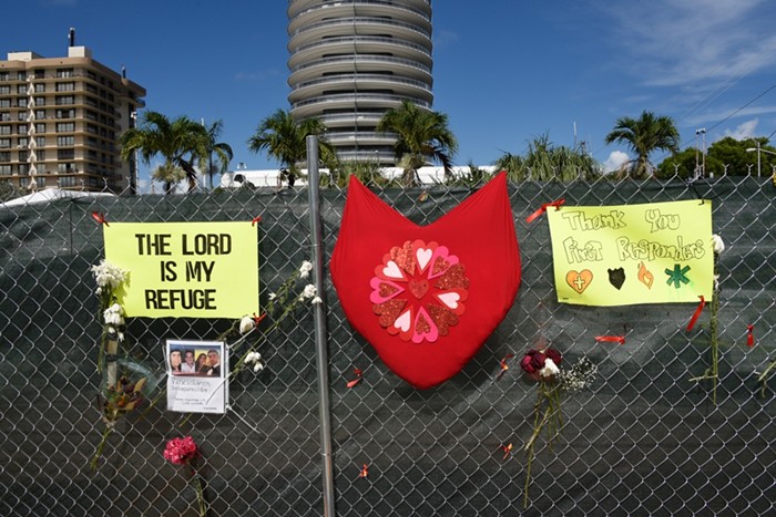 Un mémorial pour les victimes de l'effondrement du condo Surfside. - PHOTO PAR MICHELE EVE SANDBERG