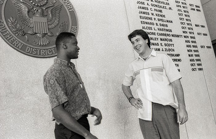 Les maréchaux américains adjoints Keith Brayon et Sean Convoy faisaient partie de l'équipe qui a appréhendé Willy Falcon et Sal Magluta à Miami à la fin de 1991. - NEW TIME PHOTO DE STEVEN HLAVAC