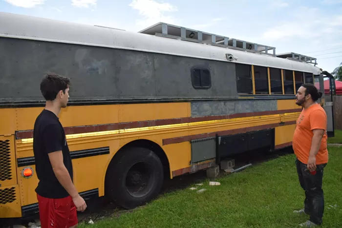 Le bus Scheme Supreme est garé dans la cour des parents de Chris Silio. - PHOTO DE NICHOLAS OLIVERA