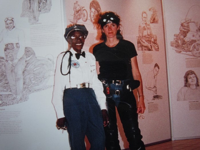 Bessie B. Stringfield (à gauche) se tient à côté de la représentation d'un artiste d'elle dans l'American Motorcycle Heritage Museum aux côtés de son amie et collègue motarde Ann Ferrar (à droite). - PHOTO AVEC L'AUTORISATION D'ANN FERRAR, BIOGRAPHE DE BESSIE B. STRINGFIELD